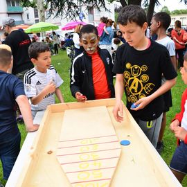 Samedi 22 juin, la jeunesse de Villejuif s'est réuni au 44 rue Jean-Mermoz autour d'un barbecue, concert, DJ, et animations pour une grande fête!