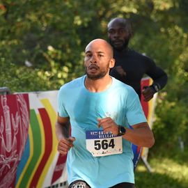 Une grande fête du sport avec près de 1500 coureur·se·s sur les 5/10km, courses jeunes et familles.Les vainqueurs des 10km ont battu le record de l'épreuve, avec la 8e meilleure performance mondiale chez les femmes!1700 euros ont été reversés à l’association Une maison au cœur de la vie, qui vient en aide aux familles dont les enfants sont hospitalisés à l’Institut Gustave-Roussy. Un grand merci aux 150 bénévoles, aux associations villejuifoises, et à tous les services de la ville.[Photos ©Anja Simonet / ©Raphaël Garnier]