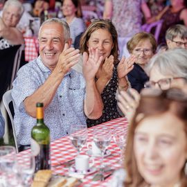 Une journée de fête pour les Seniors avec déjeuner festif abrité, spectacles et musique, dans une ambiance de guinguette conviviale et champêtre!