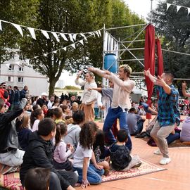 2 journées de fête, en centre-ville et au pied de la tour du 44 Jean Mermoz, organisées par le Théâtre Romain Rolland et la Ville.Un moment de féérie qui s'est aussi cette année installé en cœur de quartier pour permettre à tous d’admirer les prouesses des acrobates ![Photos Lucile Cubin]