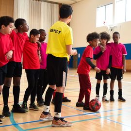 Le service des Sports de la Ville organisait cette semaine un tournoi de football autour de l’Égalité et de la Fraternité. L’occasion pour les enfants de tester leurs aptitudes sportives et leurs valeurs républicaines. [Photos Lucile Cubin]