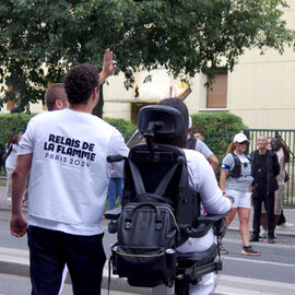 Sportifs amateurs, entrepreneurs, para-athlètes... ils étaient 15, sur la portion villejuifoise du parcours, à se relayer pour porter la flamme olympique des Jeux de Paris 2024.  [photos Sylvie Grima, Xiwen Wang, Lucile Cubin, direction de la Communication]