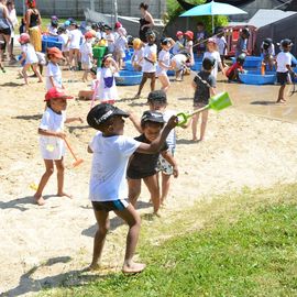 Près de 250 enfants des accueils de loisirs ont profité des jardins et jeux d'eau au stade nautique Youri-Gagarine. Plusieurs ateliers étaient proposés sous le thème de la "kermesse féérique".