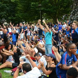 Des centaines de fans se sont réunis pour soutenir l'équipe de France en finale de la Coupe du Monde de foot et vibrer avec eux jusqu'au titre mondial !