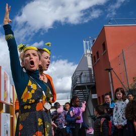 Les habitants du quartier Nord-Est sont venus très nombreux à la Maison Pour Tous Jules Vallès ce week-end pour célébrer entre amis ou voisins ou en famille... l'anniversaire de cet équipement public et de proximité historique inauguré en 1972.Au programme: visite théâtralisée, jeux, fresque collaborative, concert...[Photos Sylvie Grima]