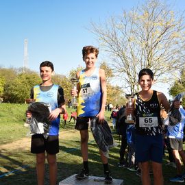 Dimanche 13 novembre, l'ASFI Villejuif Athlétisme organisait son 1er cross à destination des jeunes, au Parc Départemental des Hautes Bruyères. Pour cet évènement sportif, 17 clubs ont fait le déplacement avec plus de 500 athlètes âgé·e·s de 6 à 14 ans (catégorie Eveils à Minimes) ! [Photos Lucile Cubin]