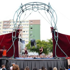 Des trapézistes renversants, une clown malicieuse, un quatuor de comédiens irrésistibles, des équilibristes dresseurs de poules et une fanfare déjantée.