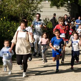 Une grande fête du sport avec près de 1500 coureur·se·s sur les 5/10km, courses jeunes et familles.Les vainqueurs des 10km ont battu le record de l'épreuve, avec la 8e meilleure performance mondiale chez les femmes!1700 euros ont été reversés à l’association Une maison au cœur de la vie, qui vient en aide aux familles dont les enfants sont hospitalisés à l’Institut Gustave-Roussy. Un grand merci aux 150 bénévoles, aux associations villejuifoises, et à tous les services de la ville.[Photos ©Anja Simonet / ©Raphaël Garnier]