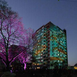 Vous étiez plusieurs centaines samedi 2 décembre à braver le froid pour célébrer la mémoire de ce quartier bientôt transformé : exposition, goûter, fanfare, projections géantes, et impressionnante traversée du quartier sur un fil tendu à 27m de haut![photos Alex Bonnemaison]