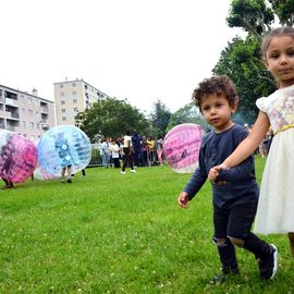 Samedi 22 juin, la jeunesse de Villejuif s'est réuni au 44 rue Jean-Mermoz autour d'un barbecue, concert, DJ, et animations pour une grande fête!