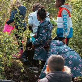 La traditionnelle chasse aux œufs du Secours populaire a encore eu du succès auprès des enfants, malgré la météo capricieuse. Une centaine de bambins bottés, de nombreux Villejuifois, bénévoles et l'équipe de la ludomobile, étaient de la partie de chasse pour financer une mission internationale. [photos: Xiwen Wang]
