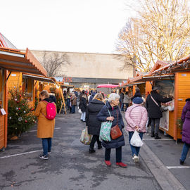 Retour en images sur le Marché de Noël en centre-ville samedi et dimanche, avec ses nombreuses animations organisées par la Ville et l'association Les commerçants de Villejuif: fanfares, Père Noël, cracheurs de feu, spectacle lumineux...[photos Xiwen Wang / Direction de la communication]