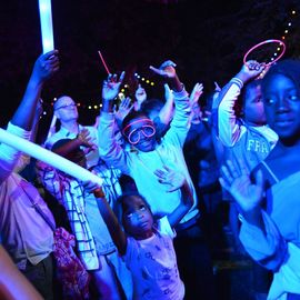 La liesse populaire du 13 juillet à Villejuif avec la guinguette, le bal variétés et le feu d'artifice de retour au parc Pablo Neruda.