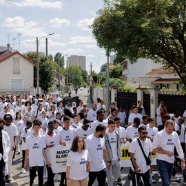 L’émotion était vive ce mercredi 6 juillet à l’occasion de la grande marche blanche organisée en la mémoire de Zinédine, jeune Villejuifois âgé de 16 ans mortellement fauché par un automobiliste vendredi dernier.Près d’un millier de personnes (famille, proches, amis, voisins, camarades du lycée, membres des clubs de football, citoyens…) sont venus lui rendre hommage. Tous vêtus de blanc, ils ont sillonné les rues de la ville entre le quartier Lamartine où il vivait et le stade Karl-Marx.[Photos Alex Bonnemaison] 