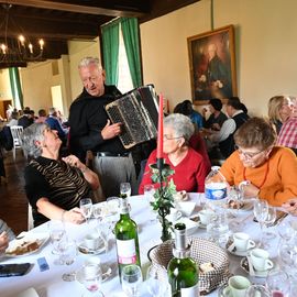 Les traditionnelles sorties d'automne emmenaient cette année une centaine de Seniors de Villejuif direction le Nord-Est, pour une escapade dans l'Aisne.Au programme : visite guidée du Domaine des Princes, à Condé en Brie, sabrage du champagne et dégustation, déjeuner en musique et flânerie dans le parc au cœur du village.[Photos Anja Simonet]