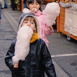 Retour en images sur le Marché de Noël en centre-ville samedi et dimanche, avec ses nombreuses animations organisées par la Ville et l'association Les commerçants de Villejuif: fanfares, Père Noël, cracheurs de feu, spectacle lumineux...[photos Xiwen Wang / Direction de la communication]