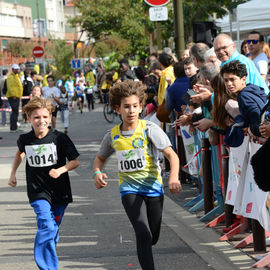 30e édition de la Corrida de Villejuif avec 2 courses adultes et 5 courses enfants.L'intégralité des photos des courses adultes sur https://t.co/T5aKXuC3KB