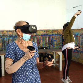 L’EMBA proposait cet été 12 stages pour permettre à chacun de découvrir des techniques, pratiques et thèmes spécialement enseignés pour l’occasion, de la faïence à la réalité virtuelle.