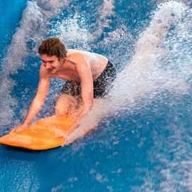 Zoom sur 3 activités enfance et jeunesse:▪️ Surf à Paris▪️ Initiation au pilotage de drones▪️ Sortie à la Ferme Pédagogique[Photos Alex Bonnemaison / Anja Simonet / Xiwen Wang]