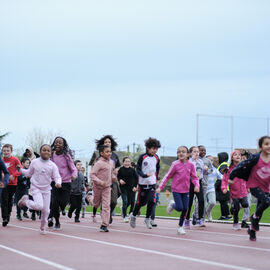 4000 élèves étaient réuni·e·s au stade Louis Dolly. Un véritable évènement avec cérémonie d’ouverture en musique, présentation des délégations, dépôt de la flamme réalisée par chaque classe... Les élèves se sont ensuite lancé·e·s sur la piste du stade pour en réaliser le plus de tours possible ! [photos Sylvie Grima]