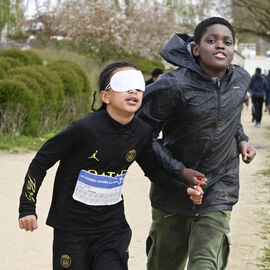 Dans le cadre de la semaine olympique et paralympique, mardi 2 avril, une centaine d’élèves de 6e de 4 collèges de Villejuif ont organisé dans le parc des hautes Bruyères une course en binôme avec un élève-guideur et un élève-guidé, les yeux masqués pour simuler le handicap. La course contre la faim vise à récolter des fonds pour Action contre la faim, pour des projets alimentaires dans le cadre de la solidarité internationale. [photos Lucile Cubin]