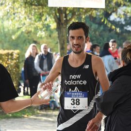 Une grande fête du sport avec près de 1500 coureur·se·s sur les 5/10km, courses jeunes et familles.Les vainqueurs des 10km ont battu le record de l'épreuve, avec la 8e meilleure performance mondiale chez les femmes!1700 euros ont été reversés à l’association Une maison au cœur de la vie, qui vient en aide aux familles dont les enfants sont hospitalisés à l’Institut Gustave-Roussy. Un grand merci aux 150 bénévoles, aux associations villejuifoises, et à tous les services de la ville.[Photos ©Anja Simonet / ©Raphaël Garnier]