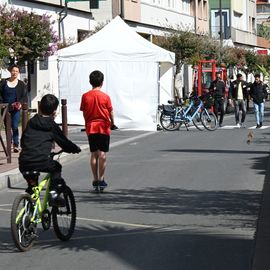 A pied, à vélo, en trottinette, en roller ou en poussette... ce dimanche 18 septembre, la Journée sans voiture a permis aux Villejuifois et Villejuifoises de tous âges de profiter des rues du centre-ville en toute sécurité et sérénité.[Photos Anja Simonet]
