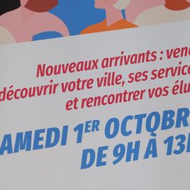 Une centaine de nouveaux Villejuifois, parmi lesquels de nombreuses jeunes familles, se sont retrouvées devant la médiathèque samedi 1er octobre pour visiter leur nouvelle ville (ballade en Tuk-tuk et visite du Théâtre...), recevoir leur kit de bienvenue et rencontrer leurs élu·e·s et partager leurs problématiques quotidiennes.[Photos Sylvie Grima]