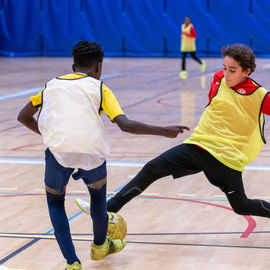 Le tournoi solidaire de Noël au profit des associations 94e Rue, Binkadi-so et Yacine Adli a encore été un franc succès cette année. Sur 3 jours, près de 1130 jeunes de 10 à 25 ont pu s'affronter sur le terrain de la halle Colette-Besson. Les matchs furent intenses mais le fair-play était aussi mis en valeur puisque des trophées ont été attribués aux joueurs et aux équipes représentant le plus les valeurs du sport![photos Sylvie Grima / Xiwen Wang]