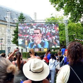 Des centaines de fans se sont réunis pour soutenir l'équipe de France en finale de la Coupe du Monde de foot et vibrer avec eux jusqu'au titre mondial !