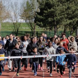 296 tours de piste bouclés lors du relais solidaire au stade Louis Dolly où des centaines de bénévoles, parents et enfants se sont rassemblés pour courir ensemble et découvrir de nouvelles activités sportives, sous le signe de la solidarité et de l’entraide.[Photos Alexandre Bonnemaison]