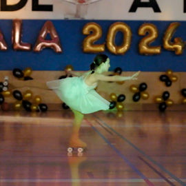 Dimanche 28 janvier, l'USV Roller Skating accueillait pour la 1ère fois ce week-end à la Halle des sports Colette Besson un gala de patinage artistique. Patineuses et patineurs de tout âge sont venus présenter, en groupe ou en solo, leurs chorégraphies sur le thème des musiques de films. [photos Sylvie Grima]