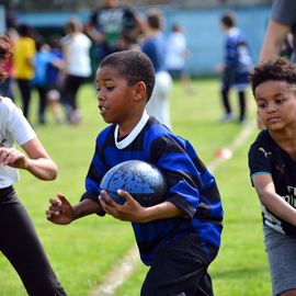 Depuis le début de l'année, 900 élèves de CE2 ont pu bénéficier de 6 à 8 séances d'initiation au rugby à l'école, organisées par la Ville et le Rugby Club du Val-de-Bièvre, en partenariat avec l'Education Nationale.