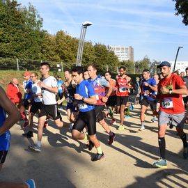 Une grande fête du sport avec près de 1500 coureur·se·s sur les 5/10km, courses jeunes et familles.Les vainqueurs des 10km ont battu le record de l'épreuve, avec la 8e meilleure performance mondiale chez les femmes!1700 euros ont été reversés à l’association Une maison au cœur de la vie, qui vient en aide aux familles dont les enfants sont hospitalisés à l’Institut Gustave-Roussy. Un grand merci aux 150 bénévoles, aux associations villejuifoises, et à tous les services de la ville.[Photos ©Anja Simonet / ©Raphaël Garnier]