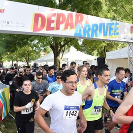 Une grande fête du sport avec près de 1500 coureur·se·s sur les 5/10km, courses jeunes et familles.Les vainqueurs des 10km ont battu le record de l'épreuve, avec la 8e meilleure performance mondiale chez les femmes!1700 euros ont été reversés à l’association Une maison au cœur de la vie, qui vient en aide aux familles dont les enfants sont hospitalisés à l’Institut Gustave-Roussy. Un grand merci aux 150 bénévoles, aux associations villejuifoises, et à tous les services de la ville.[Photos ©Anja Simonet / ©Raphaël Garnier]