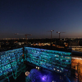 Vous étiez plusieurs centaines samedi 2 décembre à braver le froid pour célébrer la mémoire de ce quartier bientôt transformé : exposition, goûter, fanfare, projections géantes, et impressionnante traversée du quartier sur un fil tendu à 27m de haut![photos Alex Bonnemaison]