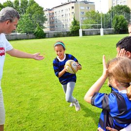 Depuis le début de l'année, 900 élèves de CE2 ont pu bénéficier de 6 à 8 séances d'initiation au rugby à l'école, organisées par la Ville et le Rugby Club du Val-de-Bièvre, en partenariat avec l'Education Nationale.