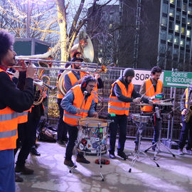 Des milliers de curieux se sont retrouvés autour du puits de la future gare pour découvrir les tunneliers et profiter des animations: ateliers, mise en lumière, spectacle pyrotechnique, live électro et gigot-bitume.