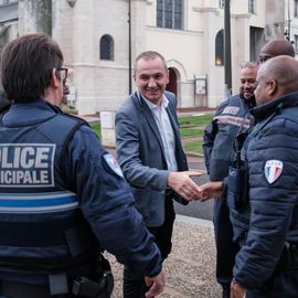 Une centaine de nouveaux Villejuifois, parmi lesquels de nombreuses jeunes familles, se sont retrouvées devant la médiathèque samedi 1er octobre pour visiter leur nouvelle ville (ballade en Tuk-tuk et visite du Théâtre...), recevoir leur kit de bienvenue et rencontrer leurs élu·e·s et partager leurs problématiques quotidiennes.[Photos Sylvie Grima]