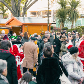 Retour en images sur le Marché de Noël en centre-ville samedi et dimanche, avec ses nombreuses animations organisées par la Ville et l'association Les commerçants de Villejuif: fanfares, Père Noël, cracheurs de feu, spectacle lumineux...[photos Xiwen Wang / Direction de la communication]