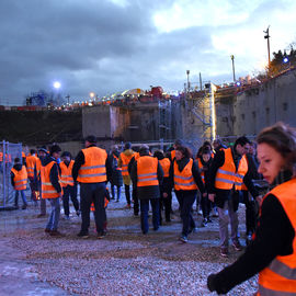 Des milliers de curieux se sont retrouvés autour du puits de la future gare pour découvrir les tunneliers et profiter des animations: ateliers, mise en lumière, spectacle pyrotechnique, live électro et gigot-bitume.