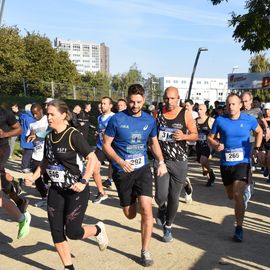 Une grande fête du sport avec près de 1500 coureur·se·s sur les 5/10km, courses jeunes et familles.Les vainqueurs des 10km ont battu le record de l'épreuve, avec la 8e meilleure performance mondiale chez les femmes!1700 euros ont été reversés à l’association Une maison au cœur de la vie, qui vient en aide aux familles dont les enfants sont hospitalisés à l’Institut Gustave-Roussy. Un grand merci aux 150 bénévoles, aux associations villejuifoises, et à tous les services de la ville.[Photos ©Anja Simonet / ©Raphaël Garnier]