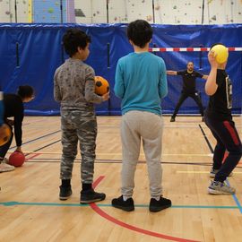 Pour donner aux parents la possibilité de faire du sport sans organiser la garde des enfants, le service des Sports donne rendez-vous aux familles de 9h à 12h, un samedi par mois: renforcement musculaire, Pilates, step, Zumba, pour les adultes... et escalade ou jeux de plein air pour les enfants de 3 à 11 ans.[Photos Sylvie Grima]