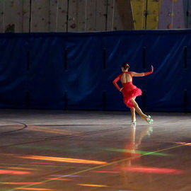 Dimanche 28 janvier, l'USV Roller Skating accueillait pour la 1ère fois ce week-end à la Halle des sports Colette Besson un gala de patinage artistique. Patineuses et patineurs de tout âge sont venus présenter, en groupe ou en solo, leurs chorégraphies sur le thème des musiques de films. [photos Sylvie Grima]