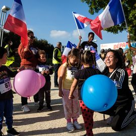 Une grande fête du sport avec près de 1500 coureur·se·s sur les 5/10km, courses jeunes et familles.Les vainqueurs des 10km ont battu le record de l'épreuve, avec la 8e meilleure performance mondiale chez les femmes!1700 euros ont été reversés à l’association Une maison au cœur de la vie, qui vient en aide aux familles dont les enfants sont hospitalisés à l’Institut Gustave-Roussy. Un grand merci aux 150 bénévoles, aux associations villejuifoises, et à tous les services de la ville.[Photos ©Anja Simonet / ©Raphaël Garnier]