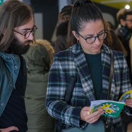 Une centaine de nouveaux Villejuifois, parmi lesquels de nombreuses jeunes familles, se sont retrouvées devant la médiathèque samedi 1er octobre pour visiter leur nouvelle ville (ballade en Tuk-tuk et visite du Théâtre...), recevoir leur kit de bienvenue et rencontrer leurs élu·e·s et partager leurs problématiques quotidiennes.[Photos Sylvie Grima]