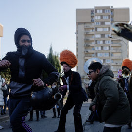 Vous étiez plusieurs centaines samedi 2 décembre à braver le froid pour célébrer la mémoire de ce quartier bientôt transformé : exposition, goûter, fanfare, projections géantes, et impressionnante traversée du quartier sur un fil tendu à 27m de haut![photos Alex Bonnemaison]