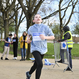 Dans le cadre de la semaine olympique et paralympique, mardi 2 avril, une centaine d’élèves de 6e de 4 collèges de Villejuif ont organisé dans le parc des hautes Bruyères une course en binôme avec un élève-guideur et un élève-guidé, les yeux masqués pour simuler le handicap. La course contre la faim vise à récolter des fonds pour Action contre la faim, pour des projets alimentaires dans le cadre de la solidarité internationale. [photos Lucile Cubin]