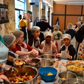 Des dizaines d'élèves d'élémentaires réunis pour la désormais traditionnelle Disco-soupe! Le principe: cuisiner à partir d'aliments invendus récupérés auprès des commerçants de la Ville. 