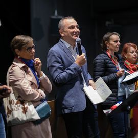 Une centaine de nouveaux Villejuifois, parmi lesquels de nombreuses jeunes familles, se sont retrouvées devant la médiathèque samedi 1er octobre pour visiter leur nouvelle ville (ballade en Tuk-tuk et visite du Théâtre...), recevoir leur kit de bienvenue et rencontrer leurs élu·e·s et partager leurs problématiques quotidiennes.[Photos Sylvie Grima]